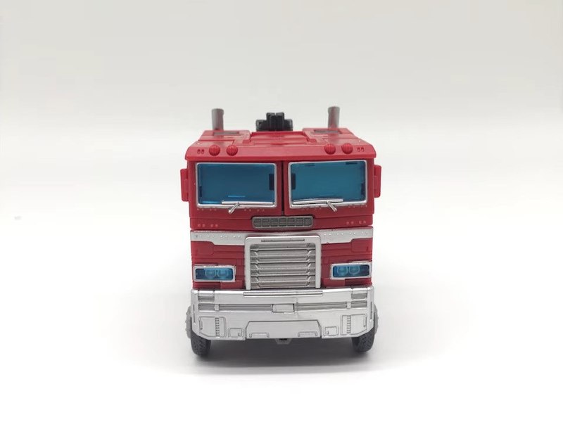 Video Review   Transformers Earthrise Optimus Prime With Screencaps 02 (2 of 39)